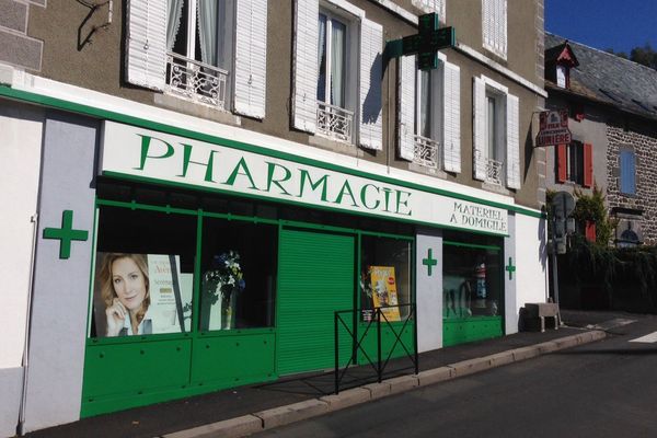 Pharmacie de Pierrefort dans le Cantal, menacée par la désertification médicale. 24 septembre 2015.