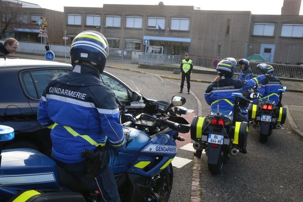 Des gendarmes interviennent lors d'un exercice NOVI au lycée Schwendi d'Ingersheim (Haut-Rhin).