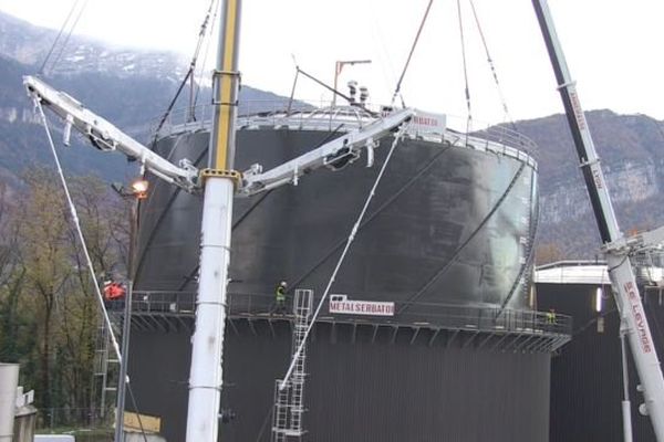 La cloche d'Aquapole posée sur la station d'épuration