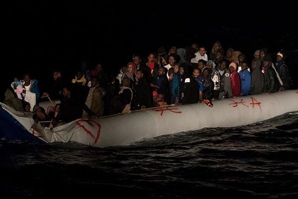 Illustration. Sauvetage en Méditerranée d'un groupe de réfugiés dans un canot pneumatique. A son bord, 112 personnes, dont 38 enfants. 