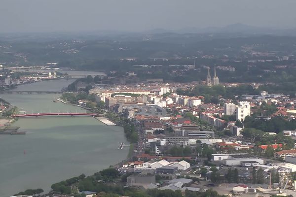 La ville basque de Bayonne (64) filmée depuis le ciel par les caméras du tour de France 2023.