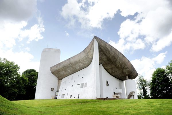 La chapelle de Ronchamp, dessinée par Le Corbusier.