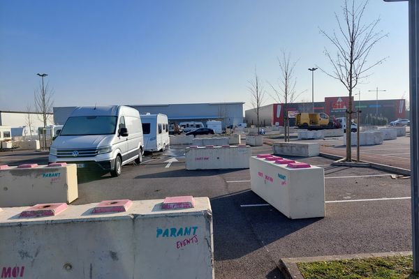 Les caravanes installées sur le parking de l'ancien Décathlon de La Neuvillette, à Reims, le matin du vendredi 14 février 2025.