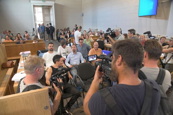 A Niort, les neuf prévenus comparaissaient pour les mêmes infractions après les manifestations contre les "bassines" à Sainte-Soline. Pari eux, le Jurassien Nicolas Girod.