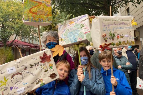 Ces enfants sont venus accompagnés de leur mamie à la manifestation organisée par des apiculteurs aveyronnais à Millau pour les soutenir.