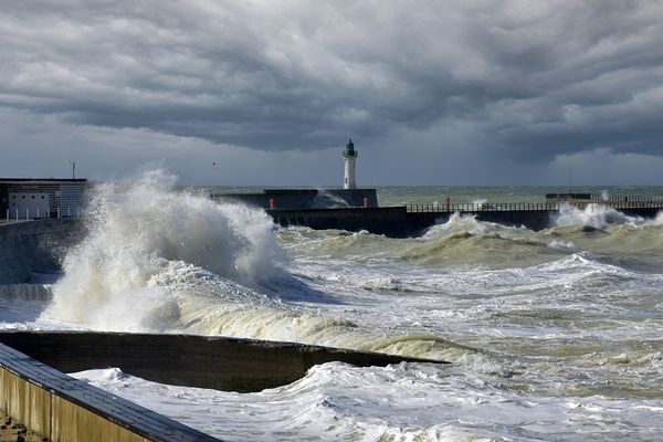 Les côtes normandes subissent les assauts d'une mer très forte ce VENDREDI.