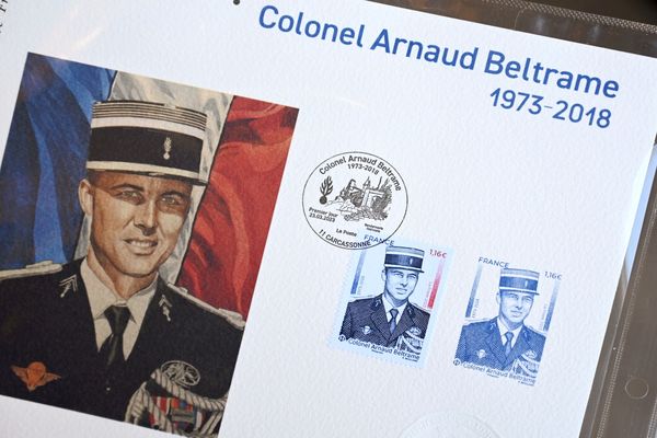 Un timbre-poste en hommage au colonel Arnaud Beltrame, décédé dans l’exercice de ses fonctions après les attentats de Trèbes et Carcassonne le 23 mars 2018. Célébrations des 5 ans.