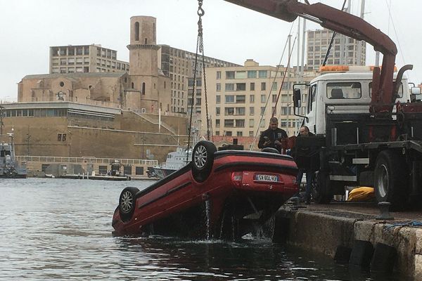 Illustration - Ce lundi matin, une voiture est tombée dans le Vieux-Port; c'est la deuxième fois en quelques mois.