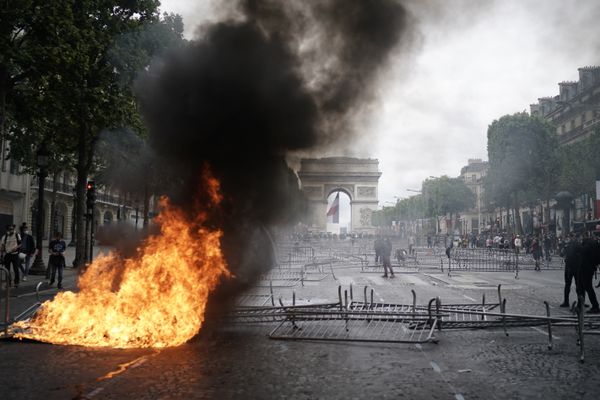 Un départ de feu lors d'une manifestation des Gilets Jaunes à Paris, le 14 juillet 2019