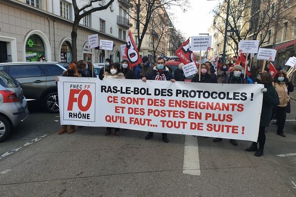 Les organisateurs attendent entre 1 000 et 2 000 participants dans leur cortège vers la préfecture du Rhône. 