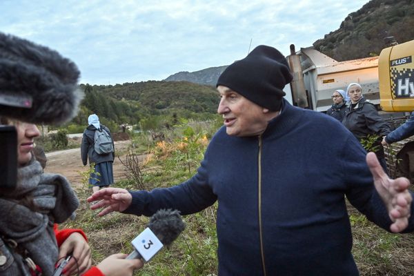 Sur la photo, le pere Bernard (Gérard Pinede) répond aux questions de France 3 en octobre 2023 alors qu'un blocage du chantier du futur complexe religieux est organisé par une quarantaine d'opposants.