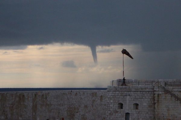 La trombe marine, photographie depuis le port de Nice ce jeudi matin.