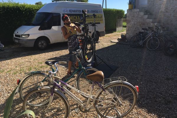 Tous les jours, Mickaël Filhon s'occupe d'une quinzaine dé vélo à réparer