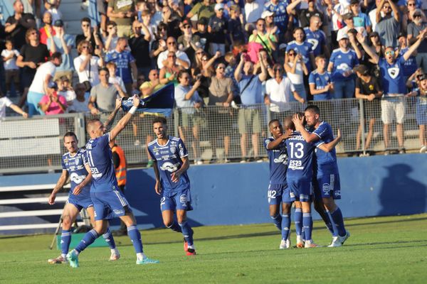 Dimitri Liénard célèbre son but et rend hommage à Dumè Guidi, blessé, en brandissant son maillot devant la tribune Est.