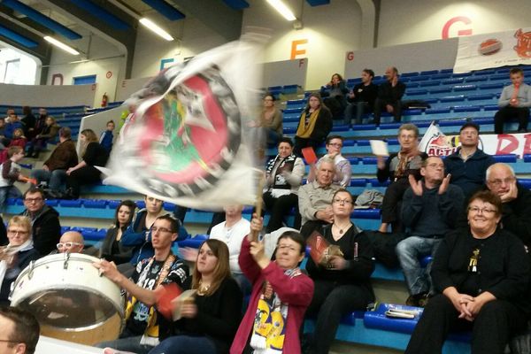 La joie des supporteurs de l'équipe de volley-ball de Poitiers.