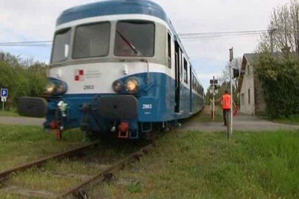 Des passionnés ont remis en état de marche cet ancien autorail, alors que le trafic de voyageurs avait cessé en 1985.