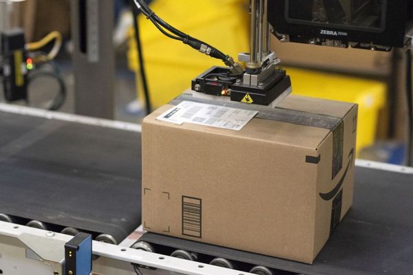 Un colis en partance d'un hangar Amazon