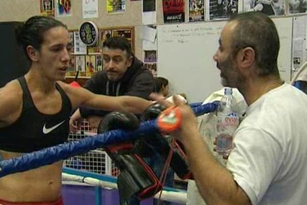 Myriam Dellal et son coach Salim Medjkoune lors de son dernier entraînement à la Maison des Sports de Clermont-Ferrand avant le déplacement en Suisse.