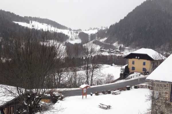 Montmin, en Haute-Savoie, sous la neige et la pluie 