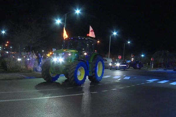 Dans la Meuse. Ligny-en-Barrois, rond-point sur la Nationale 4. Une quinzaine d'agriculteurs partent en direction de Marne-la-Vallée.