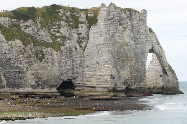 La falaise d'Etretat avec (au centre et en bas) l'entrée du tunnel du "Trou à l'homme"