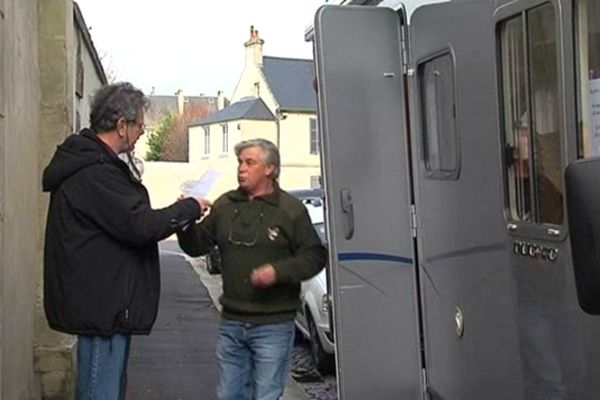 Jacques Leroux (à droite ) à côté de son camping-car