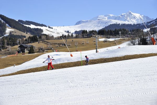 La station de ski de Megève (Haute-Savoie), faiblement enneigée en bas des pistes, le 4 février 2024.