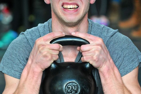 Soulever des poids jusqu'à atteindre ses limites, le CrossFit a ses adeptes en France.