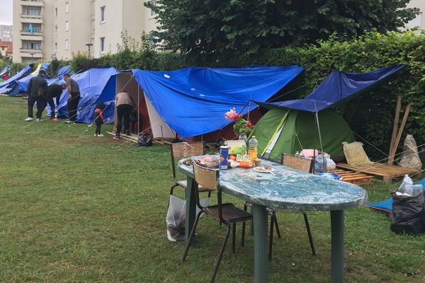 Le camp de migrants de Reims, installé sur un terrain de foot, dans le quartier de la Verrerie près du canal. 