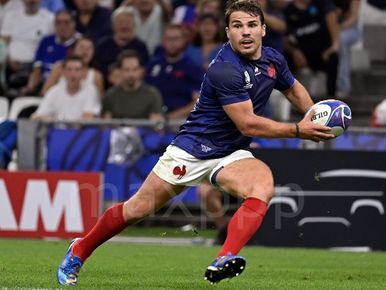 Antoine Dupont (avec un casque) de retour, titulaire et capitaine pour le  1/4 de finale de la coupe du monde de rugby. Il se sent très bien et en  pleine capacité