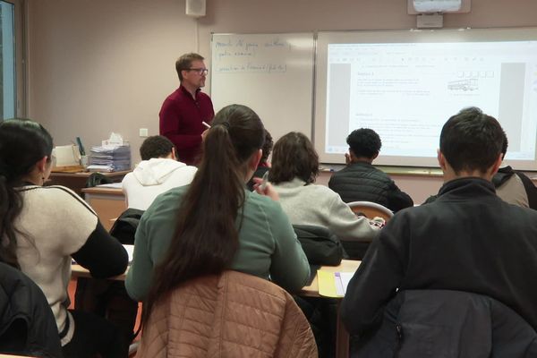 Julien Landais, professeur de mathématiques depuis 20 ans, reste convaincu que le métier d'enseignant est un beau métier.