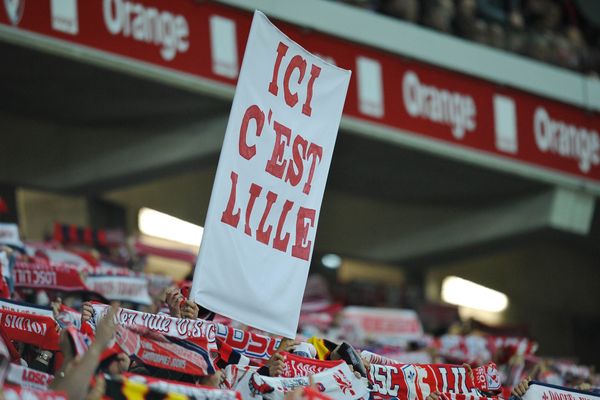 "Ici, c'est Lille" en référence au slogan parisien "Ici, c'est Paris". 