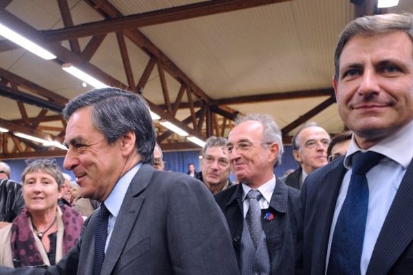 Philippe Paul, sénateur-maire de Douarnenez (29) à droite, en compagnie de François Fillon. A Châteaulin, octobre 2012