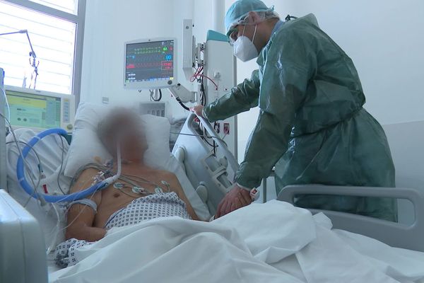 Le docteur Pierre-Marie Bertrand au chevet d'un patient atteint de la Covid-19 et placé sous assistance respiratoire.