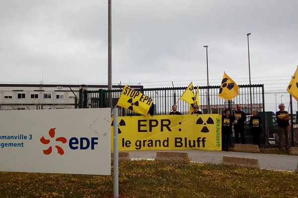 Les militants de Greenpeace devant l'EPR de Flamanville le 28 juin 2017