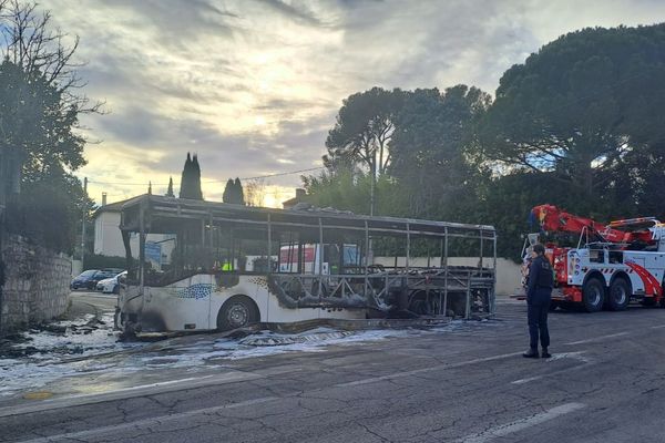 Nîmes - le bus qui transportait 10 collégiens a totalement brûlé - 13 janvier 2023.