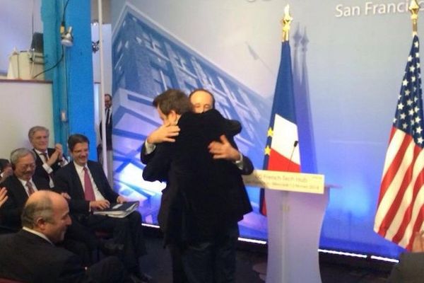 François Hollande faisant un "Hug" à Carlos Diaz à San Francisco, mercredi 12 février 2014