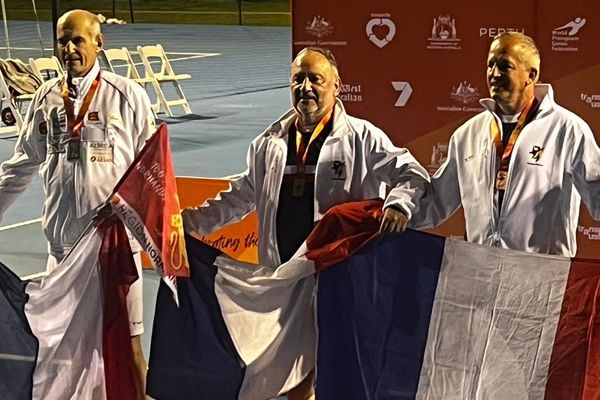 Thierry Howlett (au centre) a remporté la médaille d'or en simple en tennis aux Jeux mondiaux des transplantés à Perth (Australie).