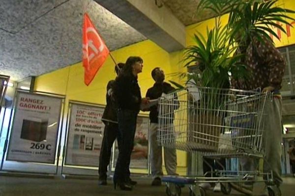 Les grèvistes informaient les clients aux portes du magasin .