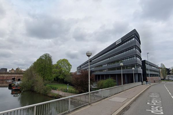 Des péniches stationnent souvent au quai de Malte, ici vu depuis la rue des Frères Matthis.