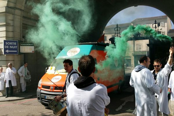 Les brancardiers du CHU de Nancy en colère