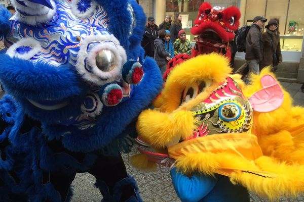 Défilé de lions et d'un dragon pour le nouvel an chinois à Rennes