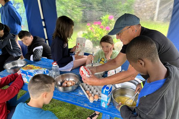 Béninois, Palestiniens et Péruviens apprennent à faire des crêpes dans ce village Copains du Monde à Paimpol