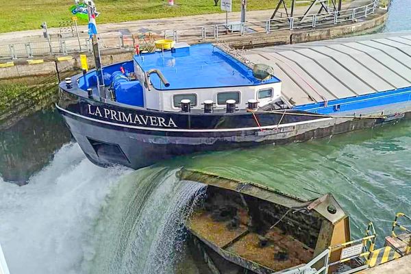 La péniche "Primavera" juste après la collision contre l'écluse d'Iffezheim, sur le Rhin.