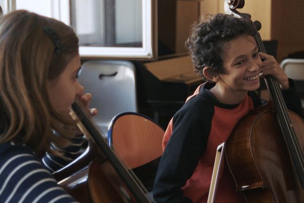 L’Orchestre des colibris réunit des musiciens sourds, porteurs d’implants et entendants, ici Alexandre et Gaia