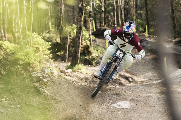 Le VTTiste Loïc Bruni à Fort William en Écosse, le 5 mai 2024.