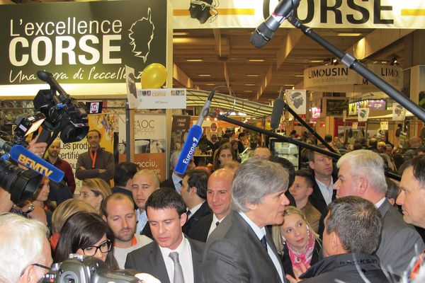 Sébastien Le Foll, accompagné de Manuel Valls, sur les stands corses du salon de l'Agriculture, en 2014.