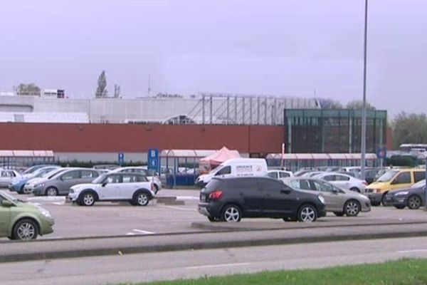 L'hypermarché de ce centre commerciale à Mont St Aignan fait parti des magasins condamnés pour publicité trompeuse. 