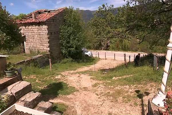 Le passage de la propriété de la famille des Pantalacci à Cozzano (Corse du Sud) est fermé par une double clôture.