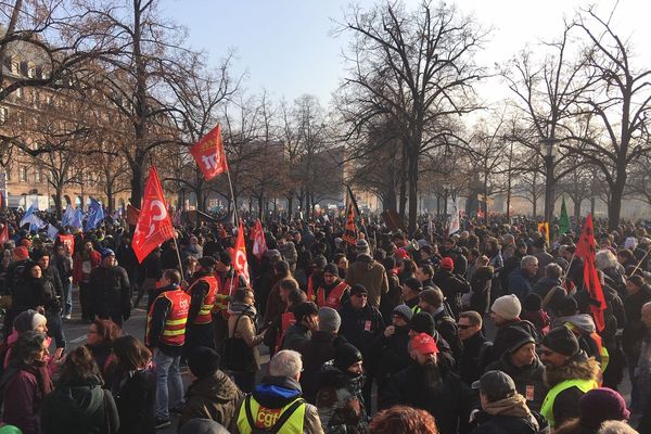 Greve Du 5 Decembre A Strasbourg On Veut Un Monde Pour Les Gens Pas Pour L Argent